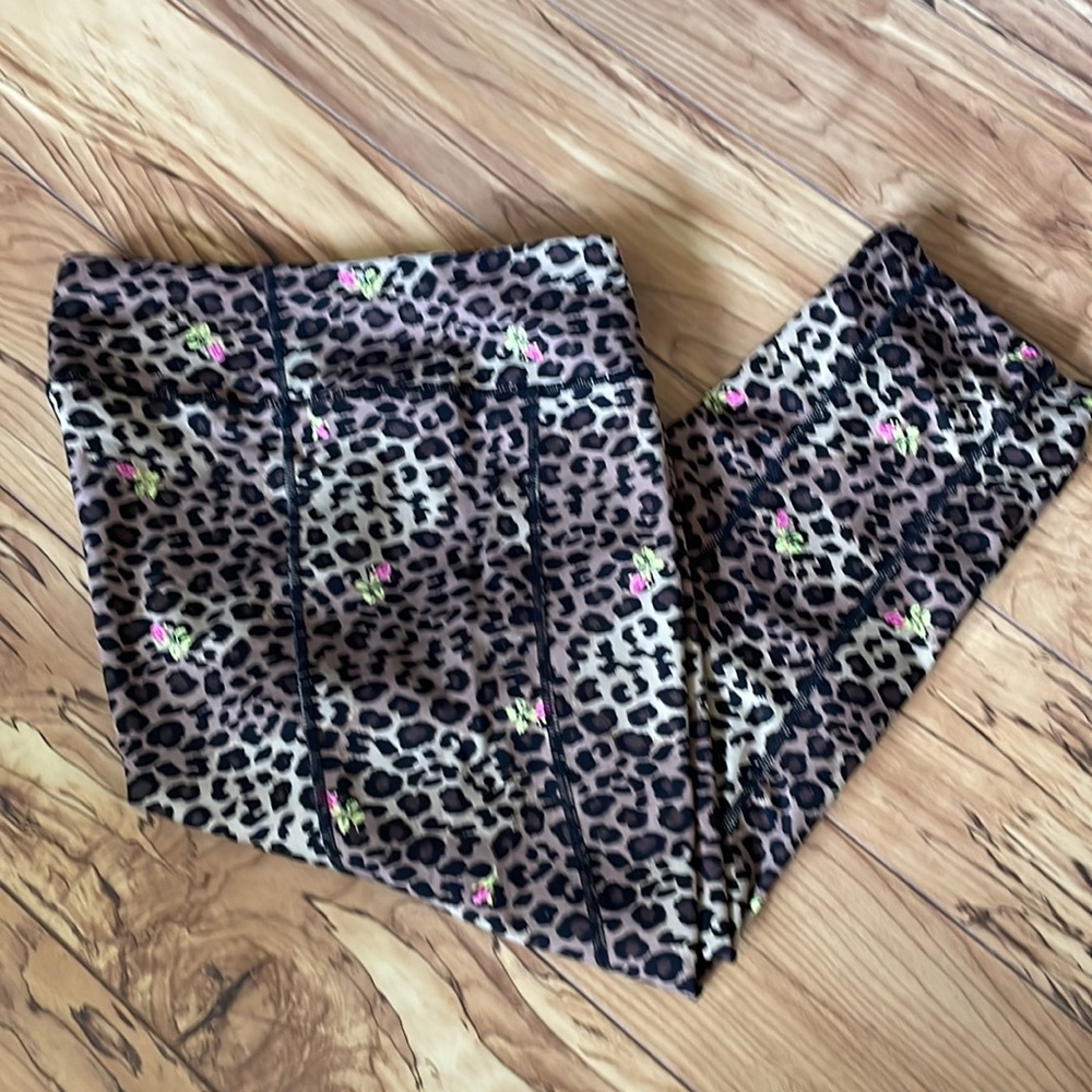 Betsy Johnson Performance Leopard Flowered Capri Leggings